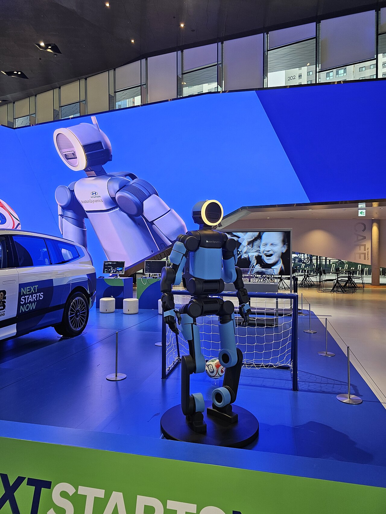 Boston Dynamics Atlas: Full-body view at Hyundai Motorstudio Goyang
