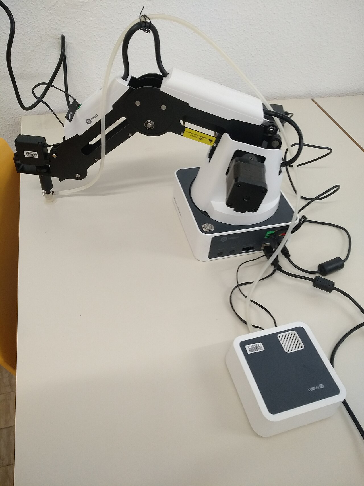 Dobot Magician: Dobot Magician in a school robotics laboratory