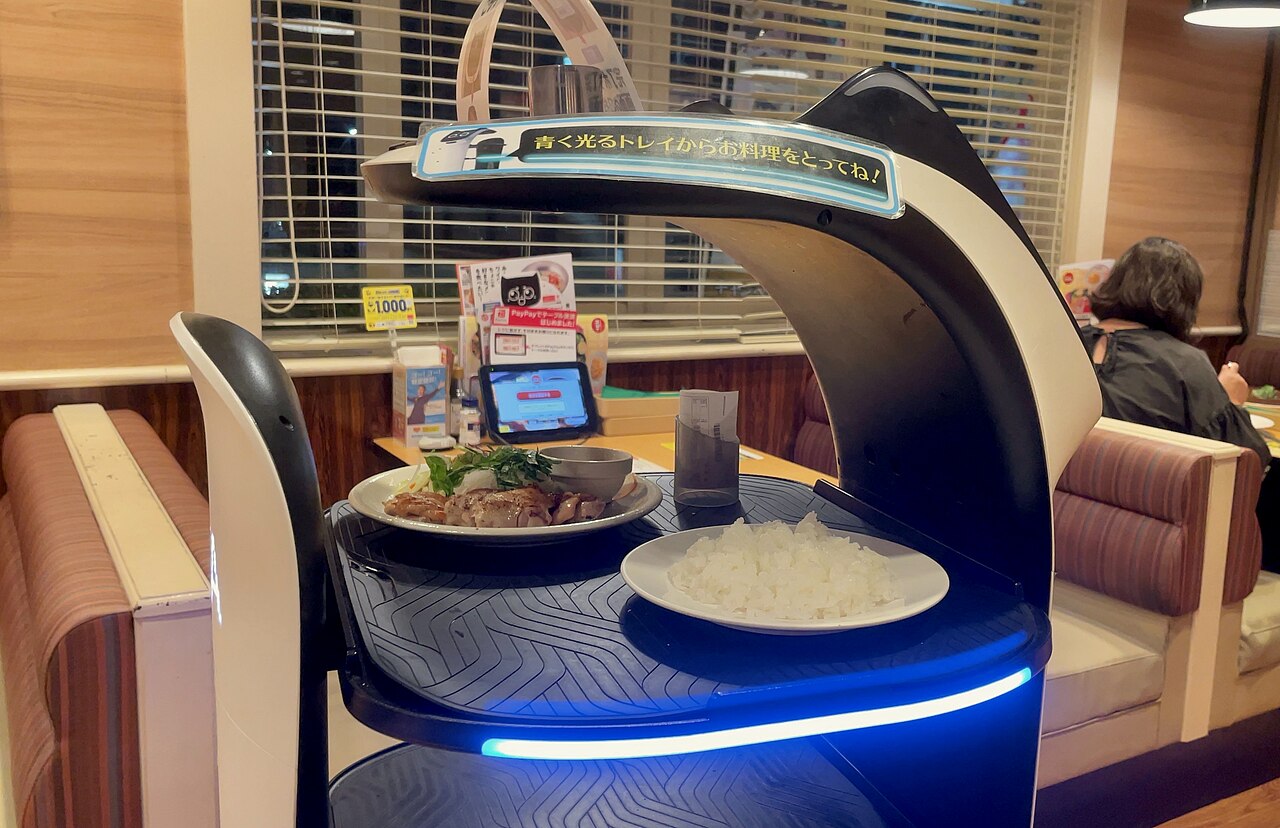 Pudu Robotics BellaBot: Delivering dishes at a Gusto restaurant in Japan