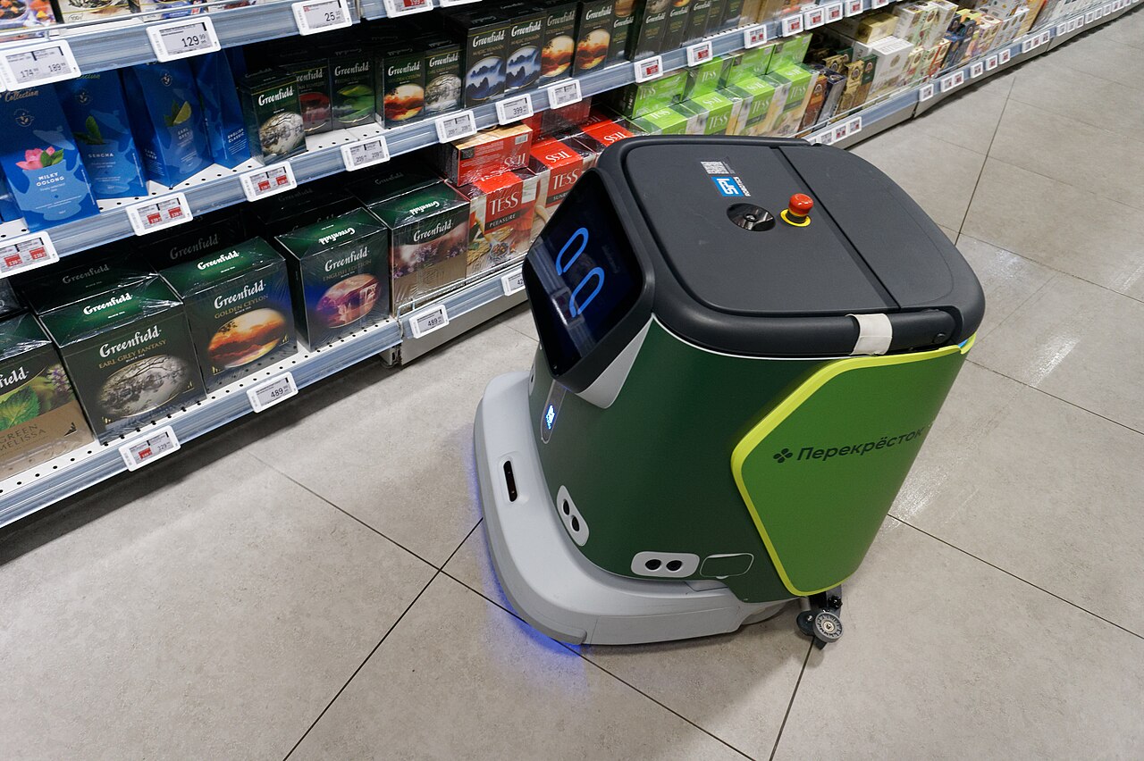 Pudu Robotics CC1: Side view in a supermarket in Moscow, 2025